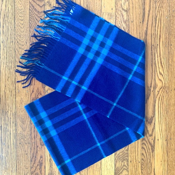 Burberry “The Classic Cashmere Scarf” - Picture 2 of 3